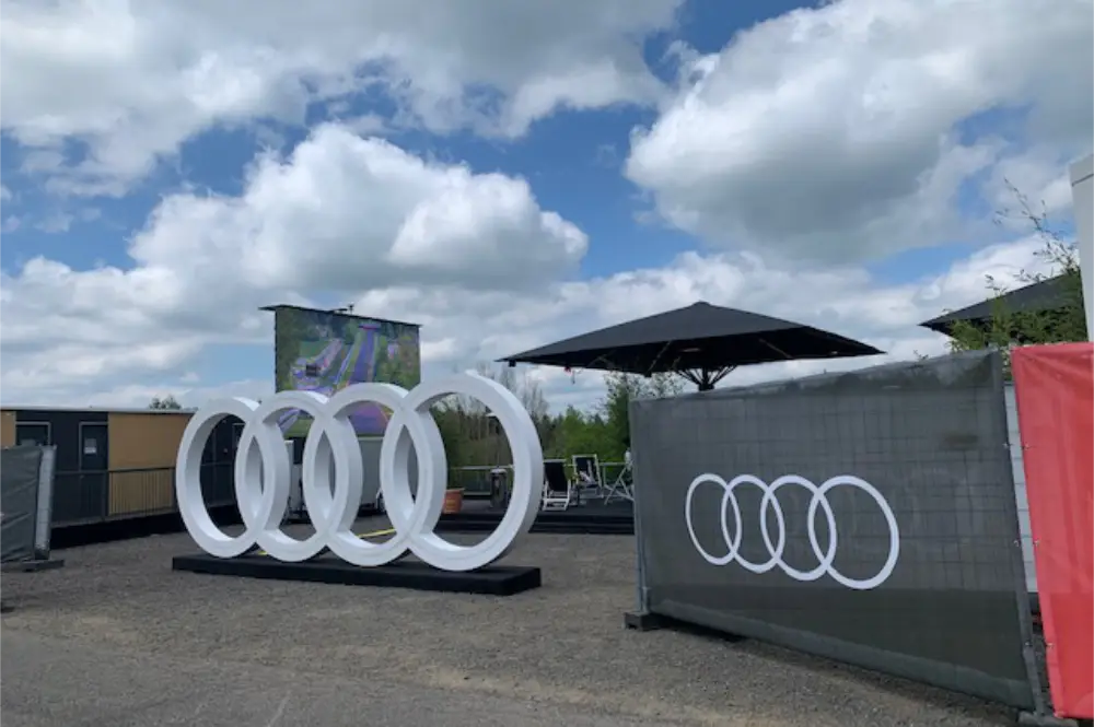 Audi Symbol auf Platz